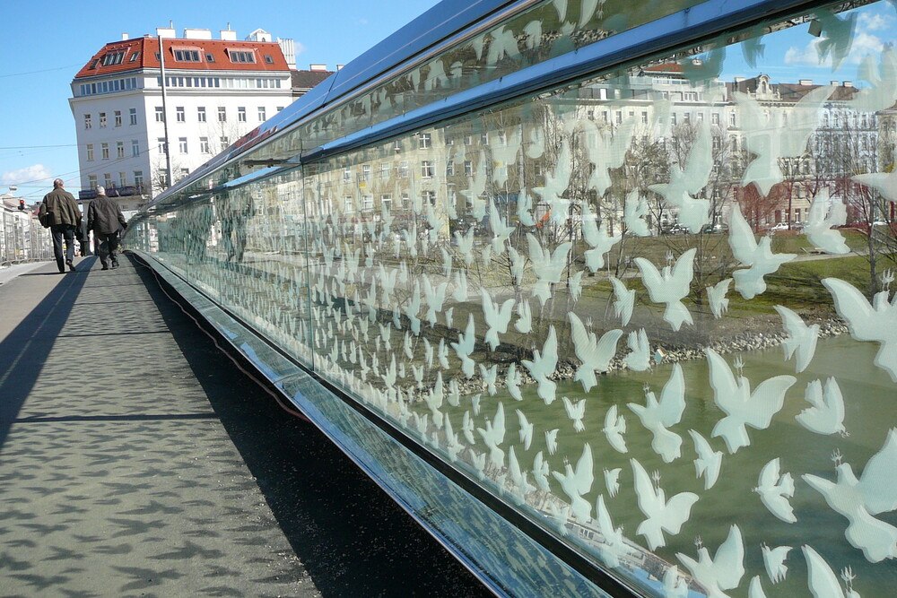 © Wiener Umweltanwaltschaft
Große Glasflächen sind große Gefahrenquellen für Vögel. Mit einem Siebdruck auf verschiedenen Ebenen des VSG sind zum Vogelschutz kreative Lösungen möglich, wie hier auf der Wiener Friedensbrücke. Große Glasflächen sind große Gefahrenquellen für Vögel. Mit einem Siebdruck auf verschiedenen Ebenen des VSG sind zum Vogelschutz kreative Lösungen möglich, wie hier auf der Wiener Friedensbrücke.