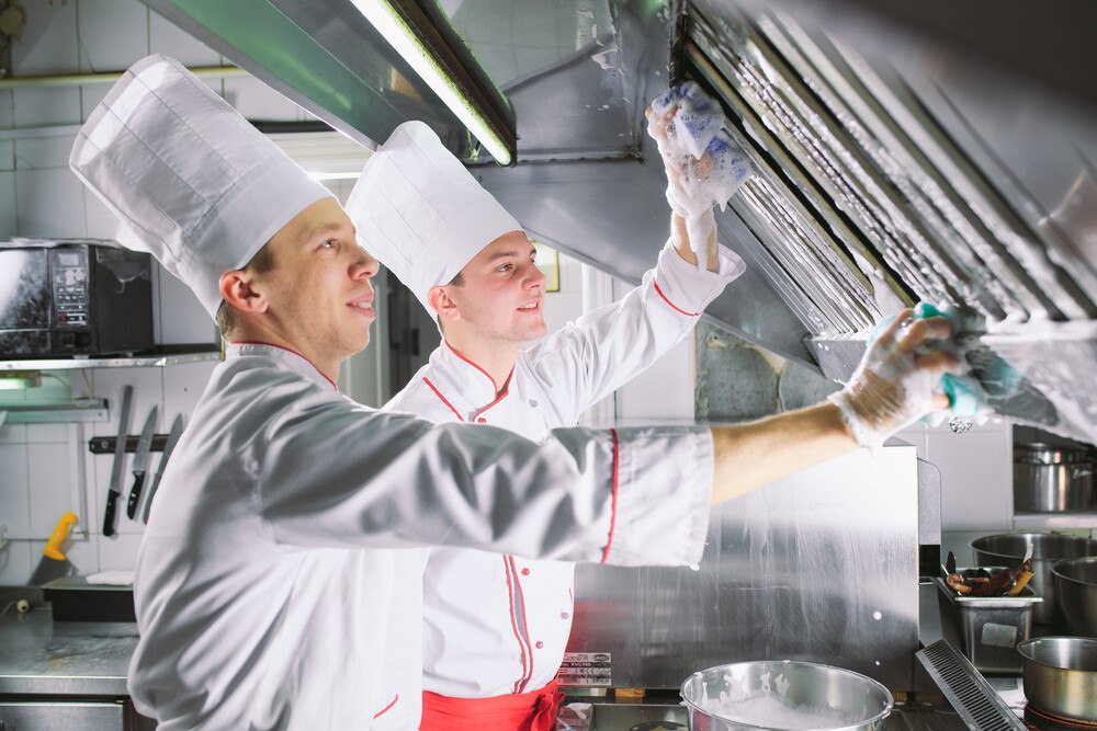 © getty images
Hygiene in der Küche: Eines der wichtigsten Themen in der Gastronomie. Hygiene in der Küche: Eines der wichtigsten Themen in der Gastronomie.