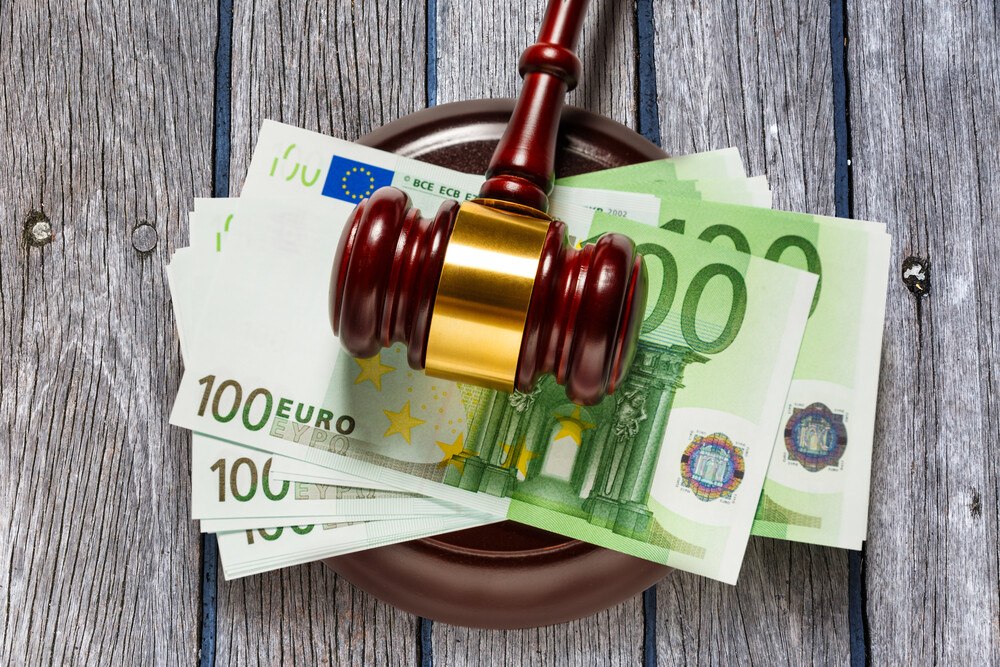 © getty images
Darf ich einem Kellner das Gehalt kürzen, wenn er gegen die 3G-Auflagen verstößt und die Gäste nicht kontrolliert? Darf ich einem Kellner das Gehalt kürzen, wenn er gegen die 3G-Auflagen verstößt und die Gäste nicht kontrolliert?