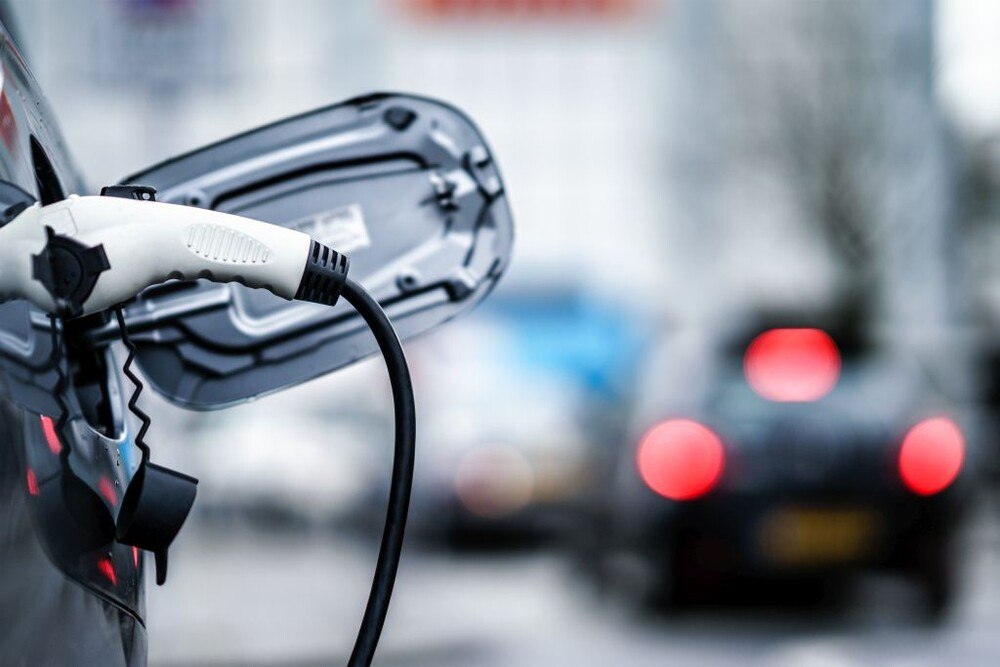 © nrqemi via Getty Images
Fahrer sollten sich stets erkundigen, welche Lademöglichkeiten es am Zielort gibt. Fahrer sollten sich stets erkundigen, welche Lademöglichkeiten es am Zielort gibt.