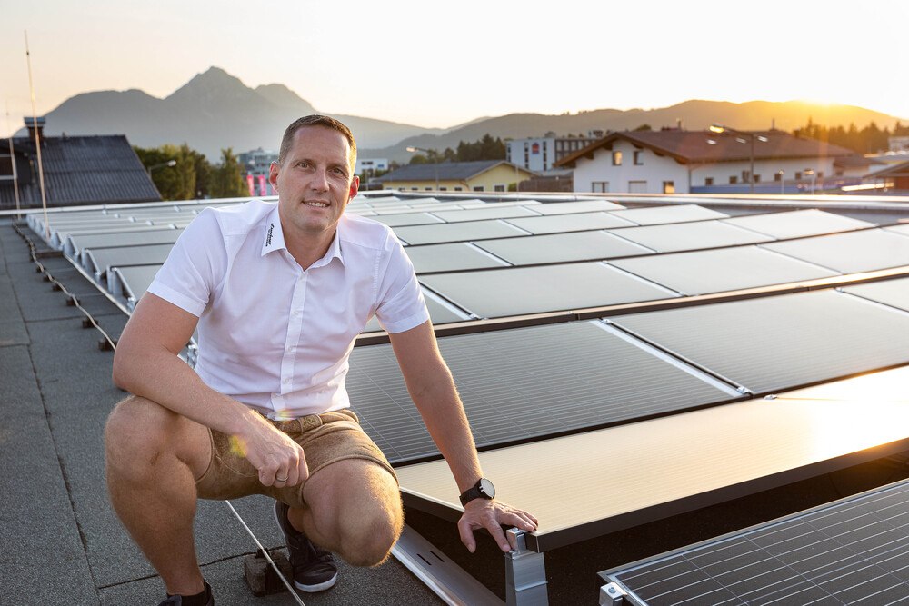 © Martin Böhm
Manfred Lindner, Chef des gleichnamigen Autohauses, leistet mit der neuen PV Anlage einen Beitrag zum Klimaschutz. Manfred Lindner, Chef des gleichnamigen Autohauses, leistet mit der neuen PV Anlage einen Beitrag zum Klimaschutz.