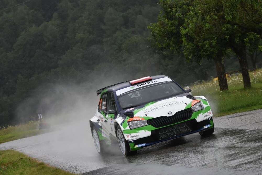 © Harald Illmer
Rallye-Weiz-Sieger Simon Wagner hat im Skoda Fabia Rally2 sowohl im Trockenen als auch im Regen kaum Fehler gemacht. Rallye-Weiz-Sieger Simon Wagner hat im Skoda Fabia Rally2 sowohl im Trockenen als auch im Regen kaum Fehler gemacht.