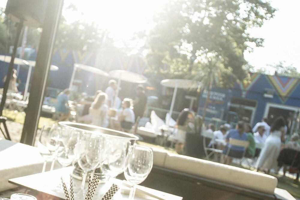 © Sauna Strand Club
Die Gäste erwartet ein gemütliches Get-Together unter freiem Himmel bei Dots-Suhsi, italienischem Fingerfood, Musik, guten Drinks und entspannter Stimmung. Die Gäste erwartet ein gemütliches Get-Together unter freiem Himmel bei Dots-Suhsi, italienischem Fingerfood, Musik, guten Drinks und entspannter Stimmung.