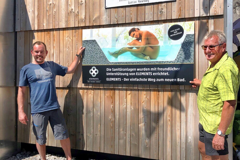 © Alpenverein Vorarlberg
Michael Spalt, Chef der Schmidt’s Haustechnik, freut sich mit Adalbert Burtscher (Alpenverein Vorarlberg), über die Kooperation beim Wiederaufbau der Totalphütte. (v.l.) Elements_Vlb