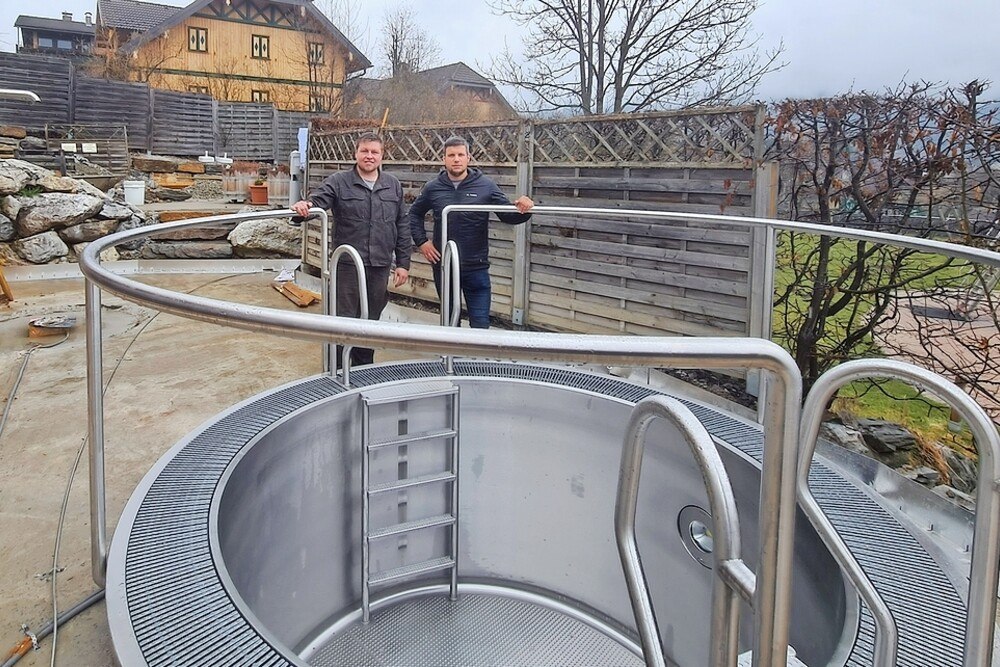 © Stefan Ritzer’s VD GmbH
Das Tauchbecken für das Vital- und Wellnesscenter Samsunn in Mariapfarr im Salzburger Lungau wurde von Stefan Ritzer geplant, aus V4A-Edelstahl gefertigt und montiert. Vor allem die Schweißarbeiten waren eine Herausforderung., basic_html Ein Edelstahl Becken zum Abkühlen nach der Sauna.