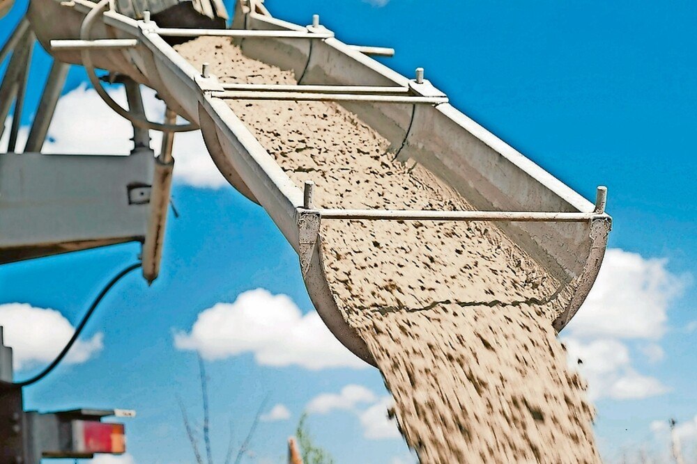 Eine Ladung Beton wird ausgekippt.
© StockSeller_ukr Getty Images Eine Ladung Beton wird ausgekippt.