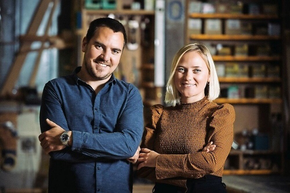 © Sophie Wittmann
Sophie Wittmann mit ihrem Bruder Max. Gemeinsam übernahmen sie im vergangenen Jahr die Leitung der familieneigenen Tischlerei. Portraitaufnahme von Max und Sophie Wittmann