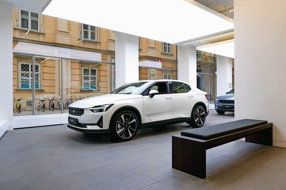 © Polestar
Im Schauraum von Polestar in der Wiener Innenstadt stehen insgesamt nur drei Autos. Verkäufer sucht man vergebens. Wozu auch? Hier kann man gar kein Auto kaufen! Im Schauraum von Polestar in der Wiener Innenstadt stehen insgesamt nur drei Autos. Verkäufer sucht man vergebens. Wozu auch? Hier kann man gar kein Auto kaufen!