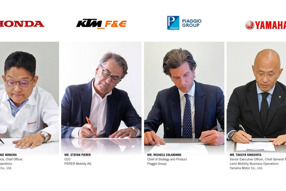 © Honda
Yoshishige Nomura (Honda), Stefan Pierer (KTM), Michele Colaninno (Piaggio), Takuya Kinoshita (Yamaha) (v.l.) Yoshishige Nomura (Honda), Stefan Pierer (KTM), Michele Colaninno (Piaggio), Takuya Kinoshita (Yamaha) (v.l.)