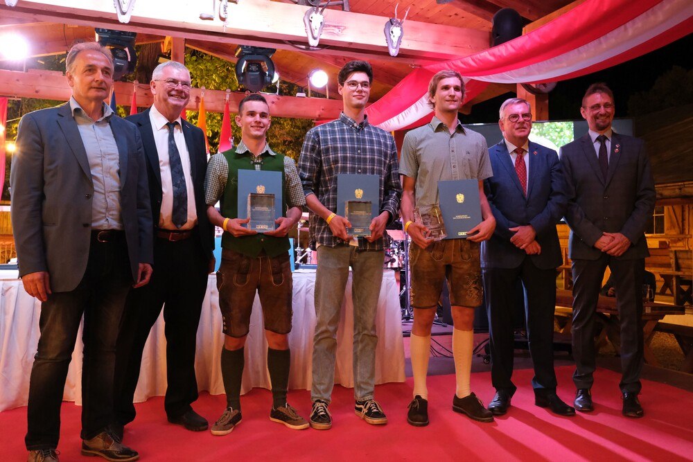 © Peter Seipel / ÖWV
Roman Keglovits-Ackerer (Bundesinnungsmeister Stv.), Josef Harb (Bundesinnungsmeister Fahrzeugtechnik), Florian Grassauer (2. Platz Kfz-Technik), Elias Krissmer (Sieger Kfz-Technik), Patrick Maier (3. Platz Kfz-Technik), Manfred Kubik ((Bundesinnungsmeister Stv.), Georg Ringseis (Landesinnungsmeister Wien) (v.l.) Roman Keglovits-Ackerer (Bundesinnungsmeister Stv.), Josef Harb (Bundesinnungsmeister Fahrzeugtechnik), Florian Grassauer (2. Platz Kfz-Technik), Elias Krissmer (Sieger Kfz-Technik), Patrick Maier (3. Platz Kfz-Technik), Manfred Kubik ((Bundesinnungsmeister Stv.), Georg Ringseis (Landesinnungsmeister Wien) (v.l.)