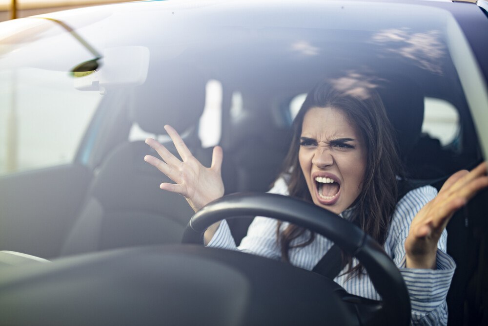 © dragana991 via Getty Images
Interessant: Autofahrerinnen verlieren häufiger die Fassung als Männer hinterm Steuer. Interessant: Autofahrerinnen verlieren häufiger die Fassung als Männer hinterm Steuer.