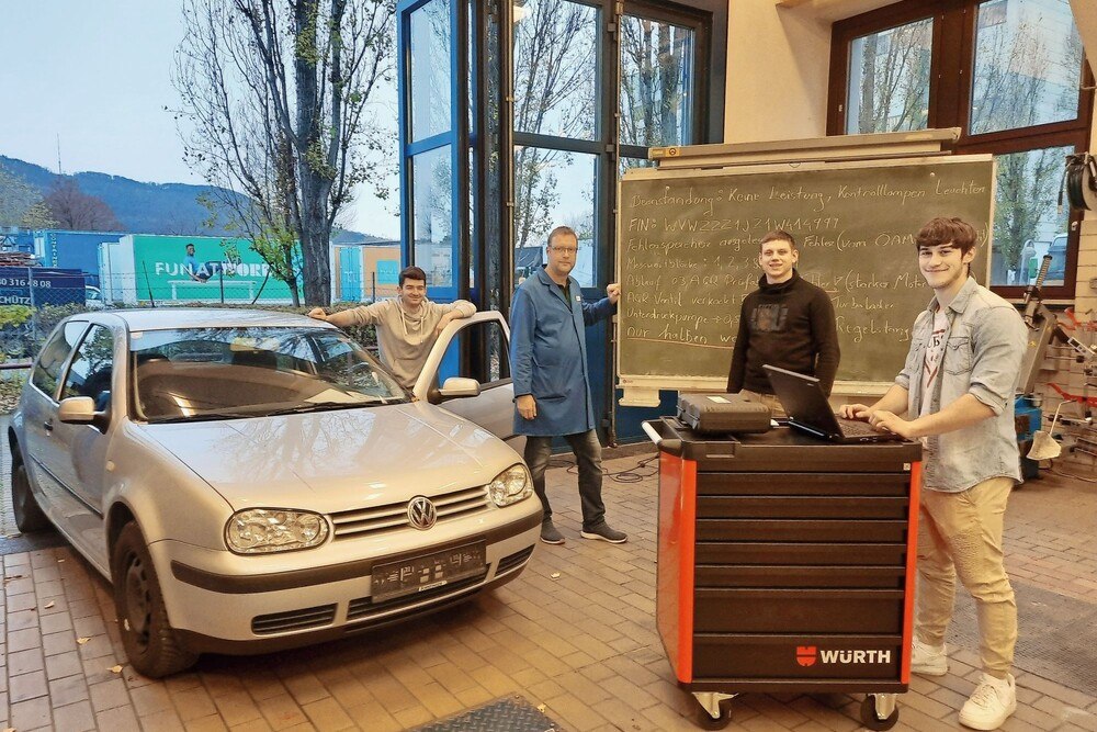 © Peter Seipel / ÖWV
Fachlehrer Oliver Volk (2.v.l.) und seine Schüler Rinor Berisha, Hubert Harasimowicz und Luca Schneider (v.l.) Fachlehrer Oliver Volk (2.v.l.) und seine Schüler Rinor Berisha, Hubert Harasimowicz und Luca Schneider (v.l.)
