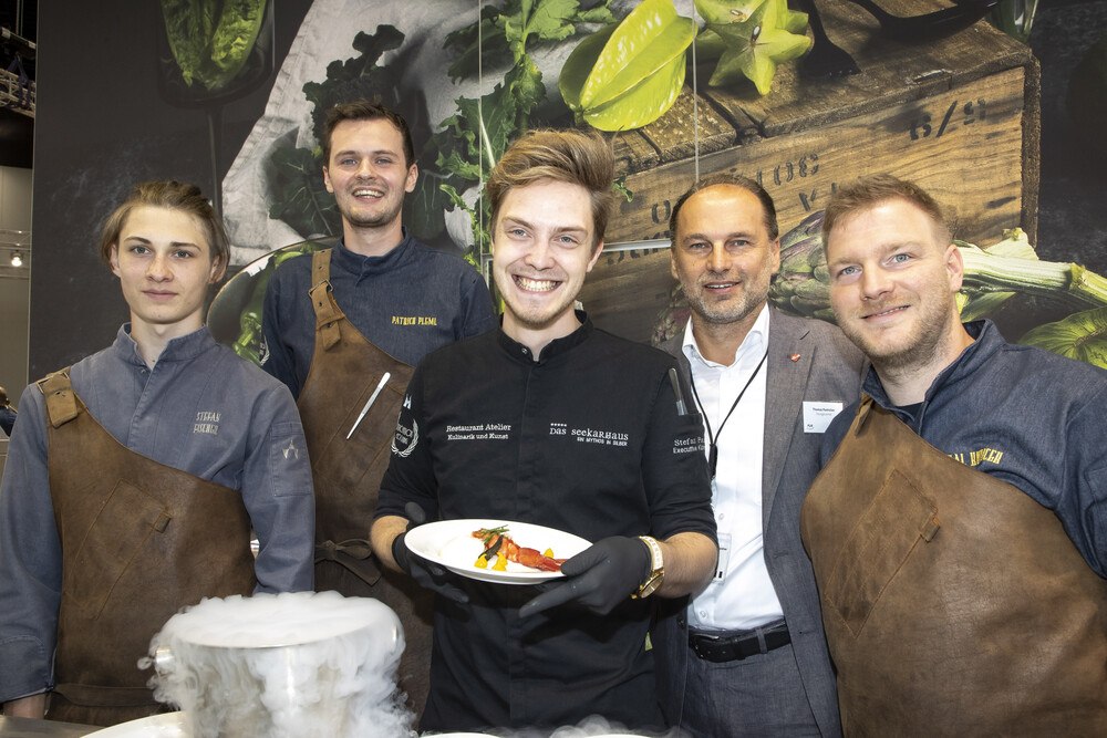 © Andreas Kolarik für Transgourmet Österreich
"Die heurige PUR ist ein ganz starkes Lebenszeichen der Branche": Transgourmet Geschäftsführer Thomas Panholzer (2. v. re.). "Die heurige PUR ist ein ganz starkes Lebenszeichen der Branche": Transgourmet Geschäftsführer Thomas Panholzer (2. v. re.).