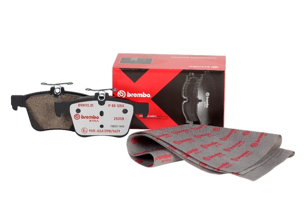 © Brembo
Das neue Logo wird mittels rotem Tampon-Druck auf einen grauen Shim aufgebracht und ersetzt die Lasergravur auf dem Reibmaterial. Das neue Logo wird mittels rotem Tampon-Druck auf einen grauen Shim aufgebracht und ersetzt die Lasergravur auf dem Reibmaterial.