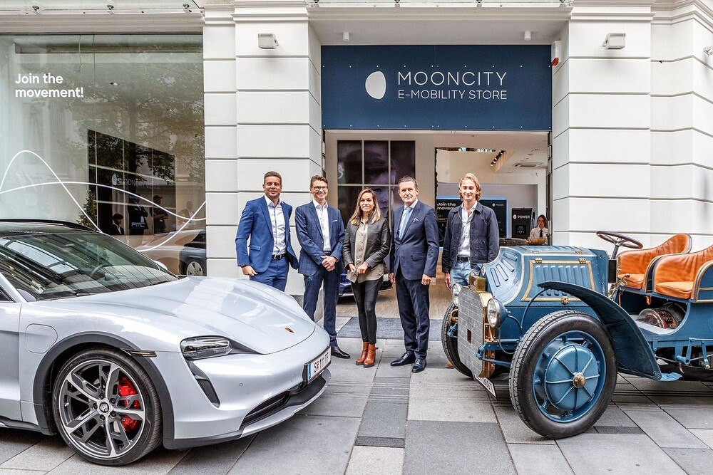 © Moon Power GmbH
Markus Tatzer (Moon Power Geschäftsführer), Wilfried Weitgasser (Porsche Austria Geschäftsführer), Andrea Schlager (Cupra Markenotschafterin), Peter Hanke (Wirtschaftsstadtrat), Ferdinand Habsburg (Le Mans Sieger) (v.l.) Markus Tatzer (Moon Power Geschäftsführer), Wilfried Weitgasser (Porsche Austria Geschäftsführer), Andrea Schlager (Cupra Markenotschafterin), Peter Hanke (Wirtschaftsstadtrat), Ferdinand Habsburg (Le Mans Sieger) (v.l.)