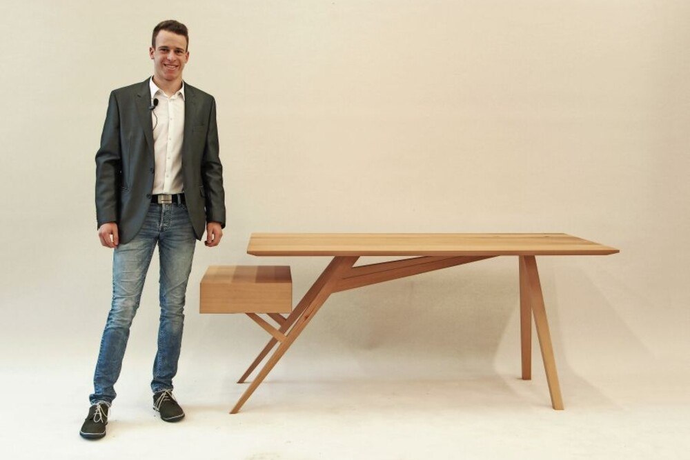 Marcel Huber mit seinem Meisterstück-Tisch
© HTBLA Hallstatt/Helmut Pammer Marcel Huber mit seinem Meisterstück-Tisch