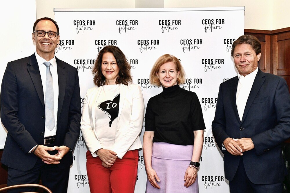 (v.l.n.r.): Berthold Kren (CEO LAFARGE Zementwerke GmbH), Christiane Brunner (Vorständin CEOs FOR FUTURE), Birgit Kraft-Kinz (Vorständin CEOs FOR FUTURE), Wolfgang Anzengruber (Vorstand CEOs FOR FUTURE).
© CEOsFORFUTURE/Tsitsos (v.l.n.r.): Berthold Kren (CEO LAFARGE Zementwerke GmbH), Christiane Brunner (Vorständin CEOs FOR FUTURE), Birgit Kraft-Kinz (Vorständin CEOs FOR FUTURE), Wolfgang Anzengruber (Vorstand CEOs FOR FUTURE).