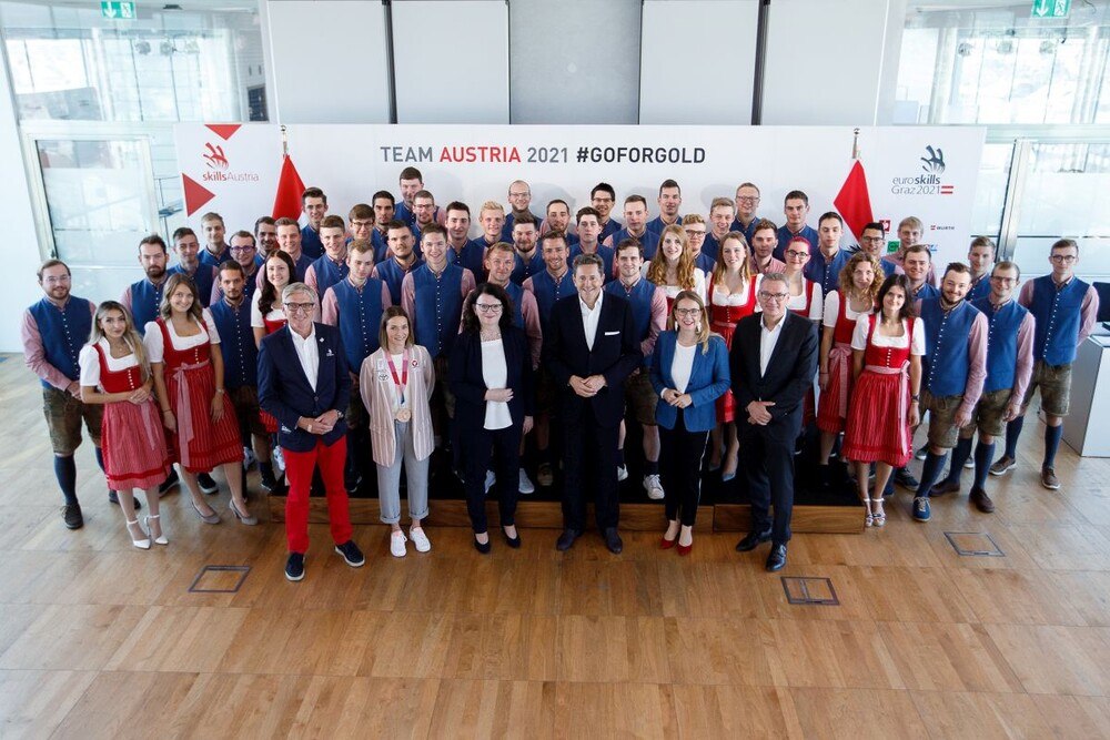 Gruppenbild des Team Austria 2021 bei der Verabschiedung am 8. September in der Wirtschaftskammer Österreich.
© WKÖ/SkillsAustria Gruppenbild des Team Austria 2021 bei der Verabschiedung am 8. September in der Wirtschaftskammer Österreich.