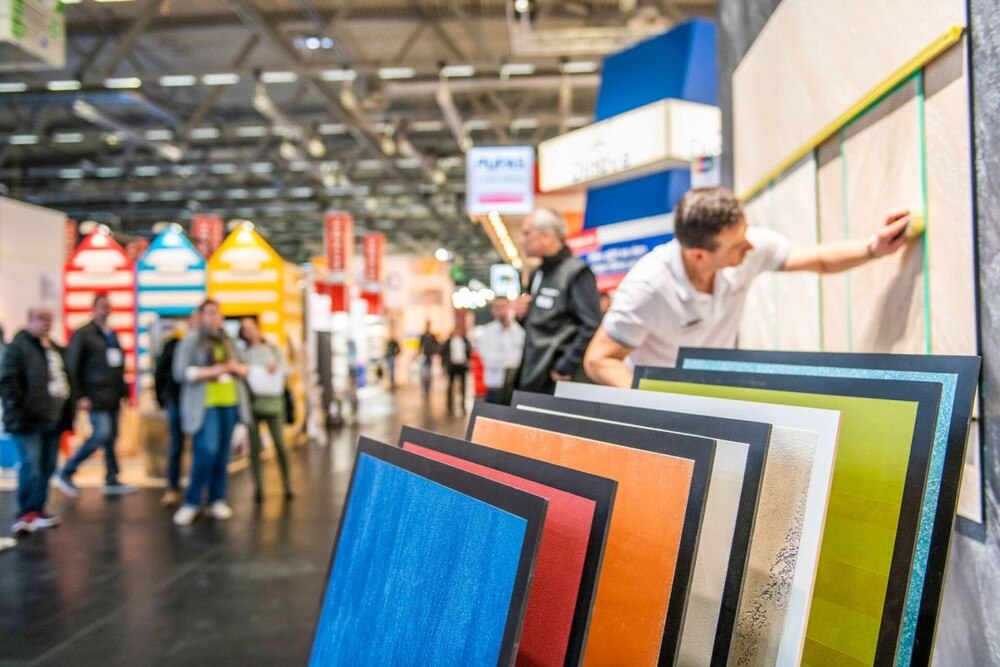 Große Farbmuster vor einem Messestand der FAF-Fachmesse 2019.
© GHM Große Farbmuster vor einem Messestand der FAF-Fachmesse 2019.