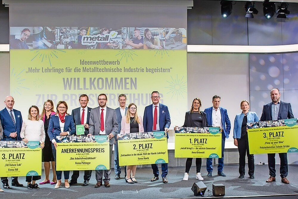 © FMTI/Marko Kovic v.l.n.r. Sandra Murauer (Fa. Fill), Christoph Jordan (Juror, Busatis), Eva-Maria Rendl, Sabine Hesse (GF FMTI), Claudia Mayr, Herbert Wagner, Markus Müller (Fa. Pöttinger), Christian Knill (Juror, Obmann FMTI, Fa. Knill), Viktoria Schwarz, GF Michael Bassani (Fa. Hawle), Anna Grünwald (1. Platz), Thomas Welser (Fa. Welser), Iris Ortner (IGO Industries), Christian Bauer (Polytechnikum Urfahr)