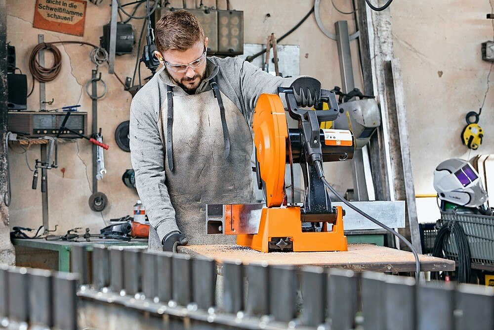 © Fein Gefertigt ist die robuste Kappsäge aus langlebigem Stahl, der Sockel besteht aus Aluminiumguss. Damit hat die Maschine ein Eigengewicht von 24,4 Kilogramm. Gefertigt ist die robuste Kappsäge aus langlebigem Stahl, der Sockel besteht aus Aluminiumguss. Damit hat die Maschine ein Eigengewicht von 24,4 Kilogramm