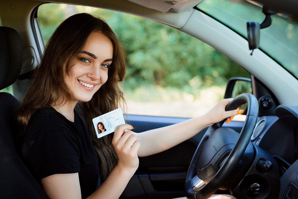 © Vitalii Petrushenko via Gettyimages
Der Traum vom eigenen Auto ist für junge Menschen weltweit unterschiedlich einfach zu verwirklichen. Der Traum vom eigenen Auto ist für junge Menschen weltweit unterschiedlich einfach zu verwirklichen.