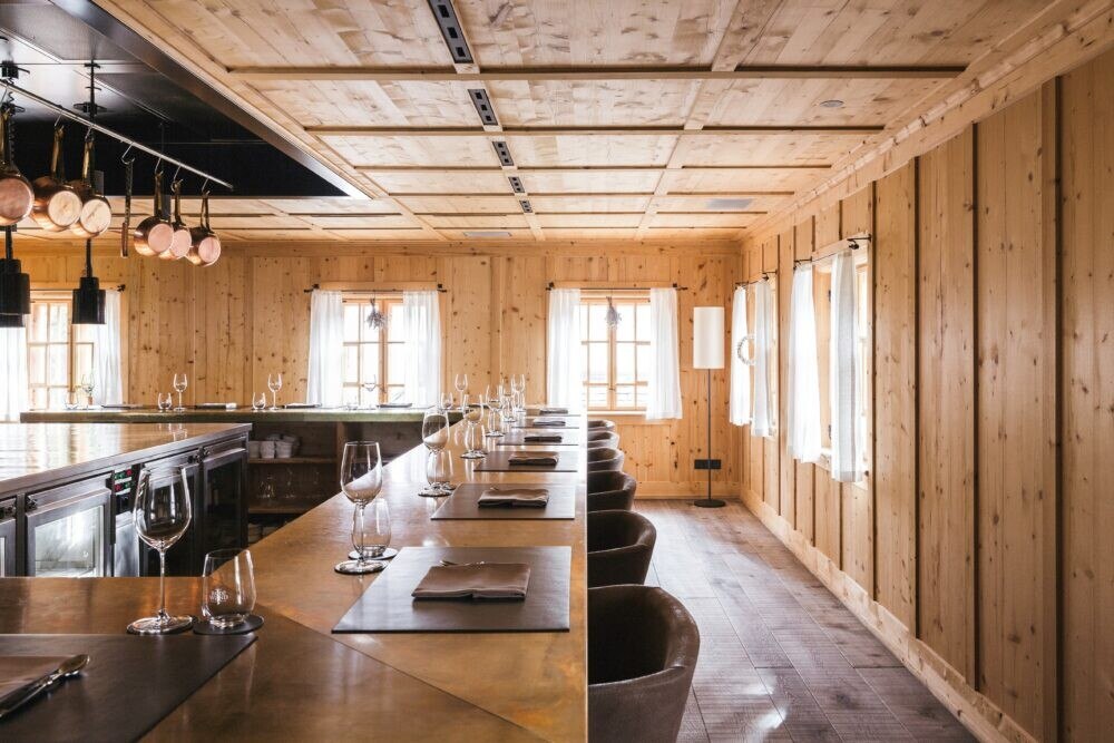 © Walch's Rote Wand Gourmet Hotel
Eins der Highlights ist das Rote Wand Chef’s Table ‚trinkreif Special‘: 19 Gänge plus Ausnahmeweine, wie etwa Castillo Ygay Gran Riserva 1959. Eins der Highlights ist das Rote Wand Chef’s Table ‚trinkreif Special‘: 19 Gänge plus Ausnahmeweine, wie etwa Castillo Ygay Gran Riserva 1959.
