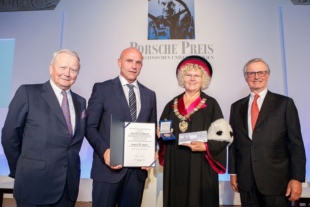 © TU Wien
Wolfgang Porsche (Vorsitzender des Aufsichtsrats der Porsche AG), Thomas Ulbrich (Mitglied des Markenvorstands Volkswagen), Sabine Seidler (Rektorin der TU Wien), Hans Michel Piëch (Mitglied des Aufsichtsrats der Porsche AG) (v.l.). Wolfgang Porsche (Vorsitzender des Aufsichtsrats der Porsche AG), Thomas Ulbrich (Mitglied des Markenvorstands Volkswagen), Sabine Seidler (Rektorin der TU Wien), Hans Michel Piëch (Mitglied des Aufsichtsrats der Porsche AG) (v.l.).
