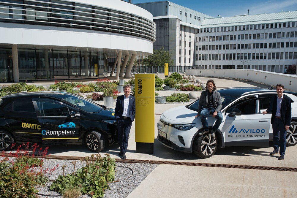 © Aviloo GmbH
Thomas Hametner (ÖAMTC), CTO Nikolaus Mayerhofer und CEO Wolfgang Berger (AVILOO GmbH) (v.l.) Thomas Hametner (ÖAMTC), CTO Nikolaus Mayerhofer und CEO Wolfgang Berger (AVILOO GmbH) (v.l.)