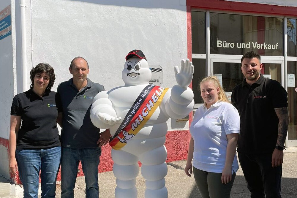 © Reifen Göggel
Das Michelin Bibendum wandert zum Sieger Reifen Service Zipfel. Das Michelin Bibendum wandert zum Sieger Reifen Service Zipfel.