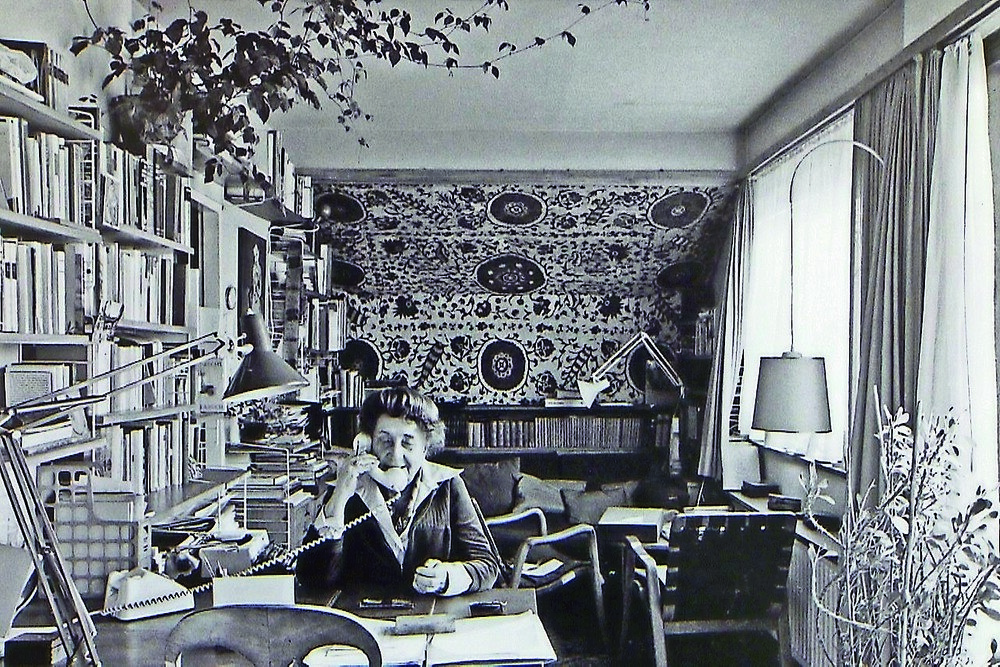Margarete Schuette-Lihotzky in ihrer Wohnung in Wien-Margareten.
