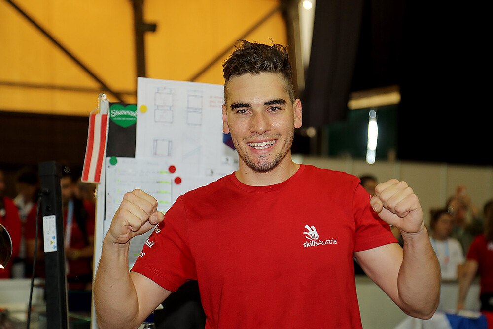 © EuroSkills 2021
EuroSkills-Gewinner Christoph Greiner ist der erste Europameister in Glasbautechnik. EuroSkills-Gewinner Christoph Greiner ist der erste Europameister in Glasbautechnik.