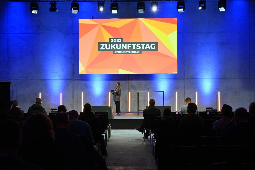 © Creaton GmbH Gelungene Premiere für den Creaton Zukunftstag: Rund 200 Teilnehmer*innen trafen sich zum Live-Event in den Wagenhallen Stuttgart, weitere schalteten sich digital zu. Gelungene Premiere für den Creaton Zukunftstag: Rund 200 Teilnehmer*innen trafen sich zum Live-Event in den Wagenhallen Stuttgart, weitere schalteten sich digital zu.