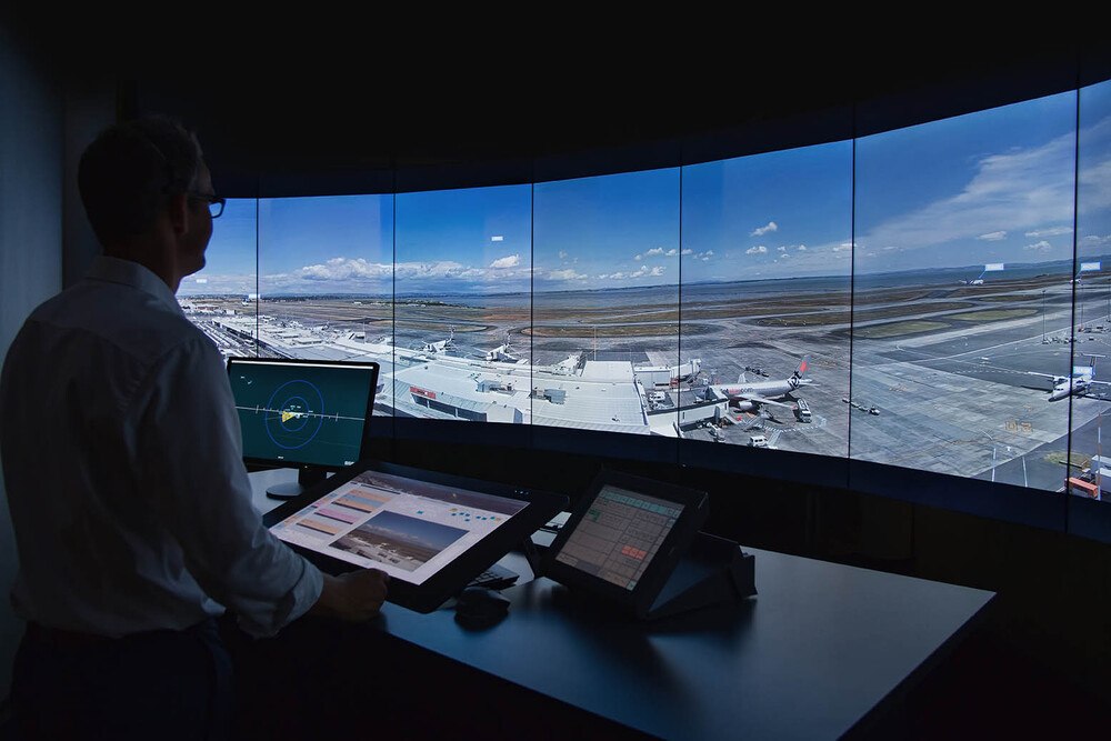 © FREQUENTIS
Mit Sprachkommunikationssystemen für die Flugsicherung sorgt Frequentis weltweit für sichere Landungen. FREQUENTIS