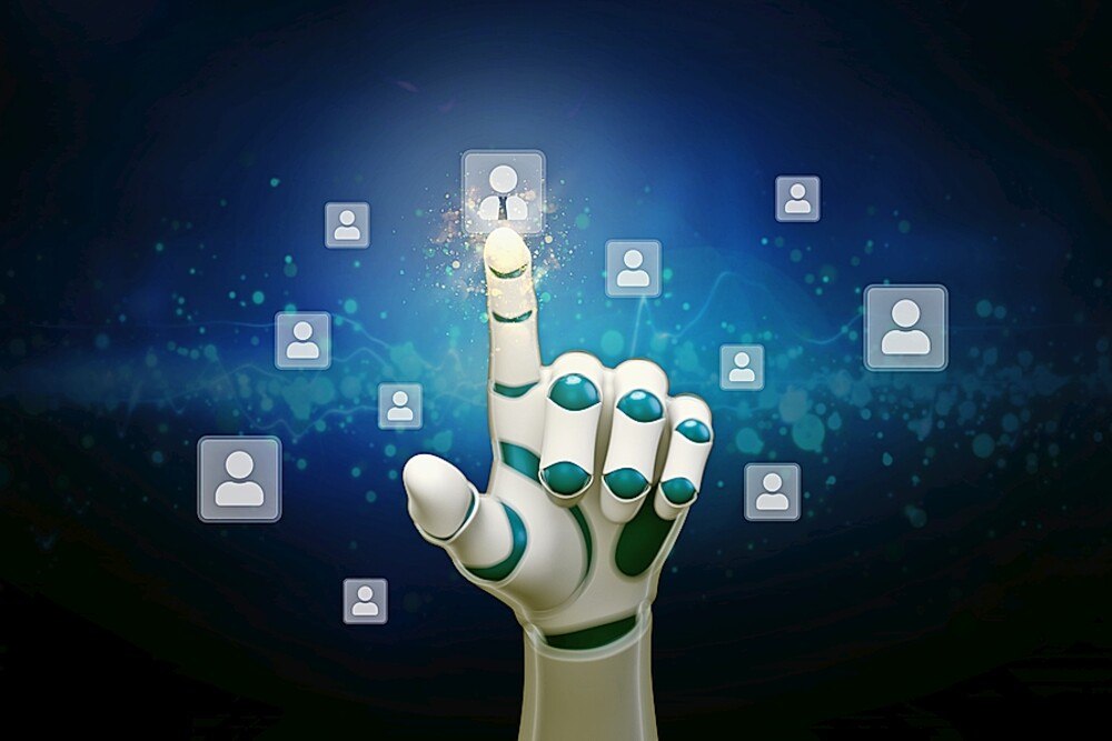 © http://www.fotogestoeber.de / iStock / Getty Images Plus via Getty Images Roboterarm wählt ein Icon aus.