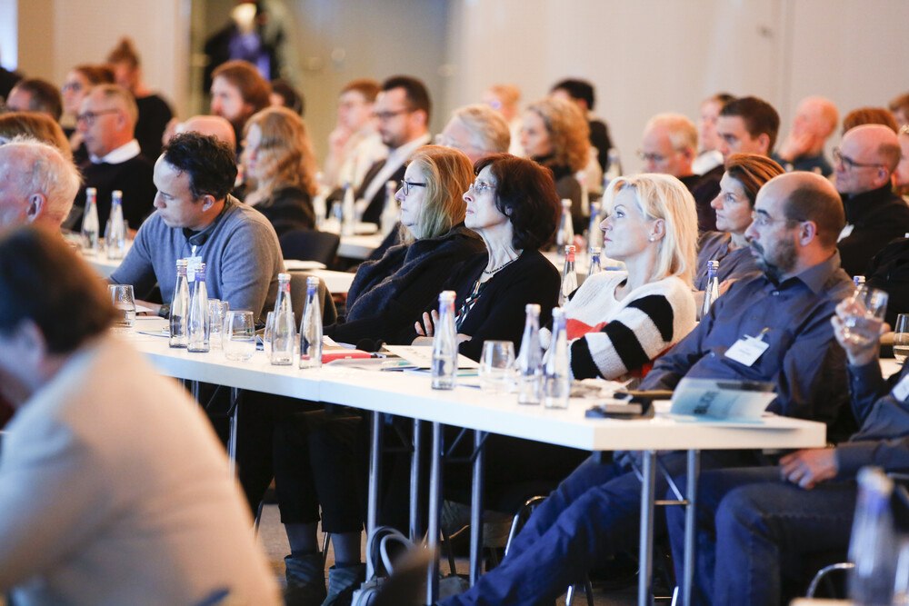© Messe Düsseldorf, Constanze Tillman Das neue Konferenzformat "glasstec Update" richtet den Fokus auf die Megatrends Klimaneutralität und Dekarbonisierung.