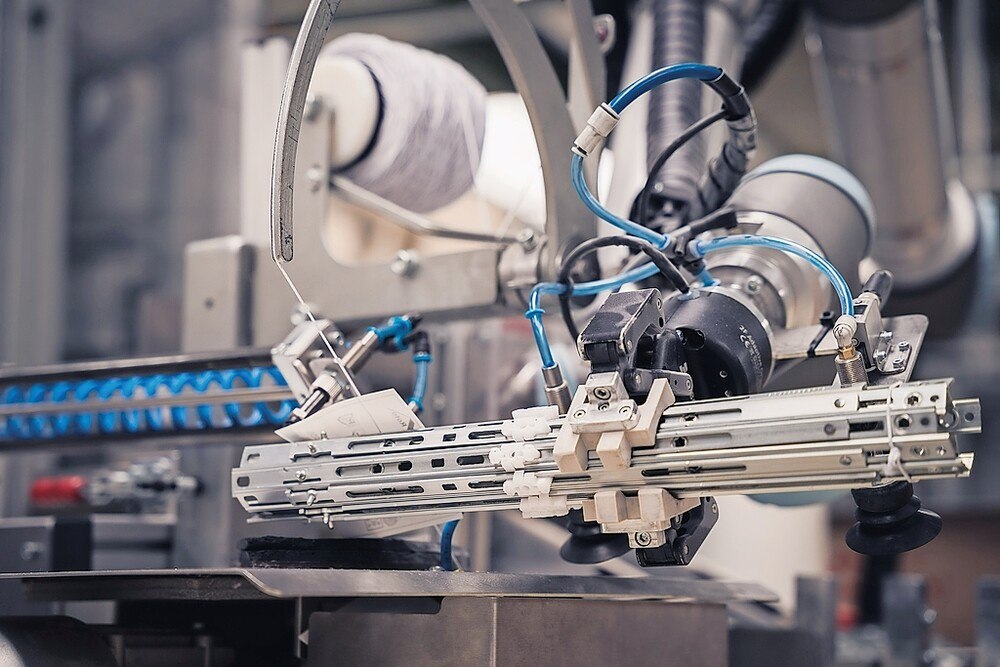 © Roto / Máté Csoba Mit dem Einsatz kollaborativer Roboter geht Roto Fenster- und Türtechnologie (FTT) den nächsten Digitalisierungs-Schritt in der Fertigung. Die im ungarischen Lövö erprobte neue Technologie automatisiert die Verpackung von Beschlag-Fertigteilen und soll auch in anderen der weltweit 15 Werke des Bauzulieferers angewendet werden. Für die Kunden verbessere sich dadurch die Lieferqualität. Mit dem Einsatz kollaborativer Roboter geht Roto Fenster- und Türtechnologie (FTT) den nächsten Digitalisierungs-Schritt in der Fertigung.
