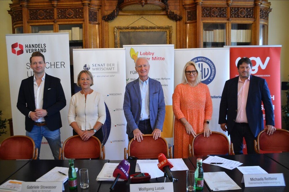 © Senat der Wirtschaft
Foto (vlnr): Rainer Will HV, Gabriele Stowasser SdW, Wolfgang Lusak LdM, Michaela Reitterer ÖHV, Peter Lieber ÖGV
Rainer Will HV, Gabriele Stowasser SdW, Wolfgang Lusak LdM, Michaela Reitterer ÖHV, Peter Lieber ÖGV