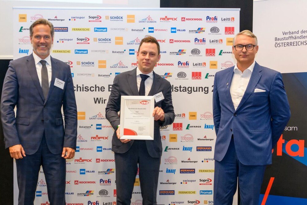 © Saint-Gobain Weber Terranova Österreich
Übergabe der VÖB-Urkunde 2021: (v. l.) Robert Grieshofer (VBÖ-Vizepräsident), David Lasselsberger, (Direktor Marketing & Vertrieb Weber Terranova) und Ewald Kronheim (VBÖ-Päsident) Gruppenfoto bei der Übergabe der VÖB-Urkunde 2021.