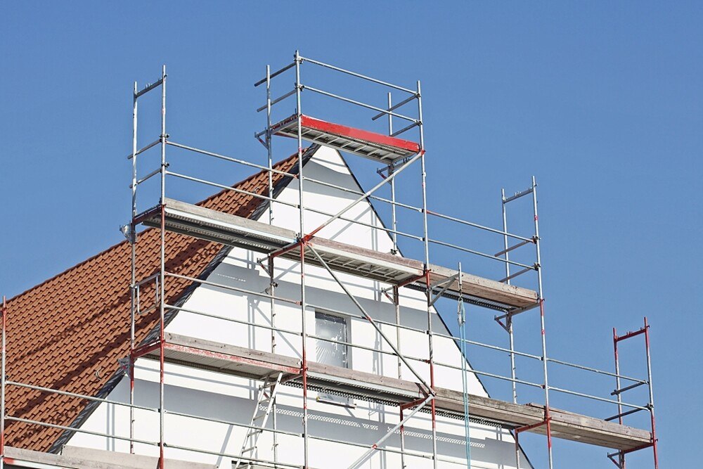 Ein Haus wird saniert.
© Detailfoto / iStock / Getty Images Plus via Getty Images Ein Haus wird saniert.
