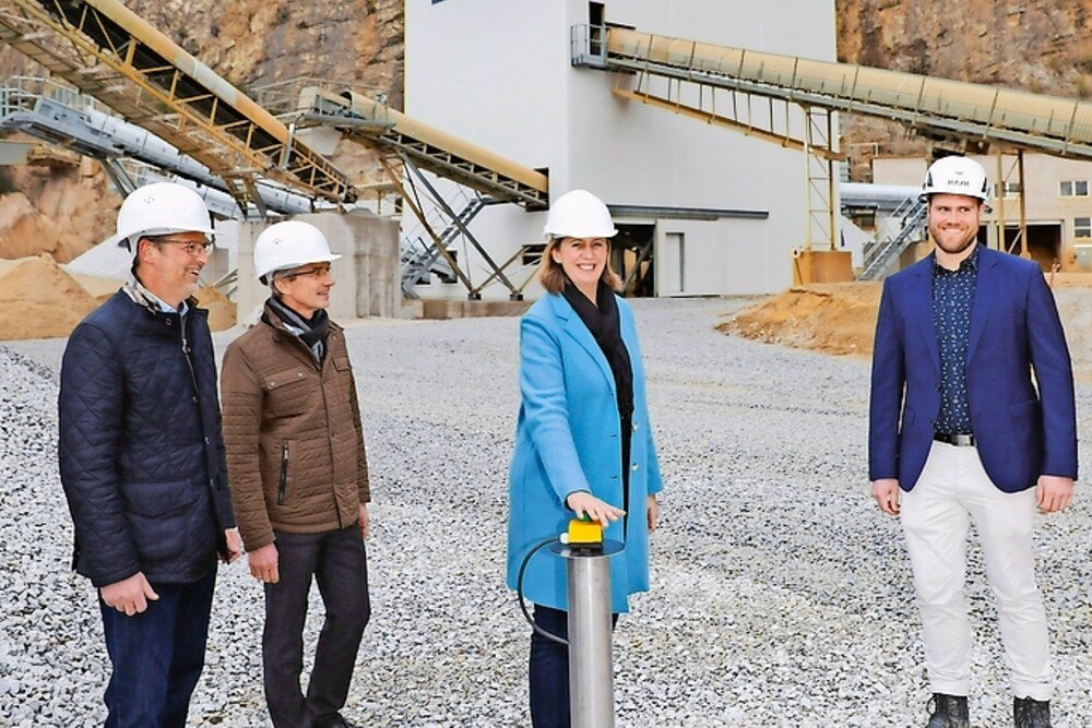 © w&p Zement Robert Schmied (Standortleiter Peggau), Lutz Weber (GF w&p Zement), Landesrätin Barbara Eibinger-Miedl und Jürgen Kolp (Bergbauleiter Peggau) bei der Inbetriebnahme der neuen Rohsteinaufbereitungsanlage (v.l.). Robert Schmied (Standortleiter Peggau), Lutz Weber (GF w&p Zement), Landesrätin Barbara Eibinger-Miedl und Jürgen Kolp (Bergbauleiter Peggau) bei der Inbetriebnahme der neuen Rohsteinaufbereitungsanlage (v.l.).
