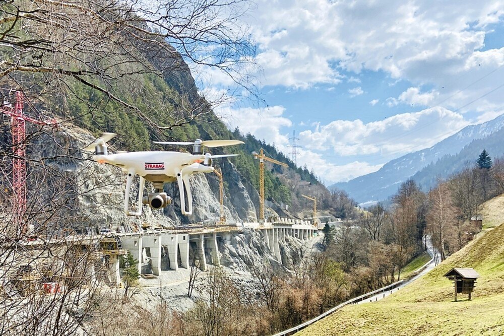 © Strabag
Ein Beispiel für den erfolgreichen
Einsatz von BIM: die Schlossgalerie in Tirol. In diesem
sehr komplexen Brückenprojekt mit schwierigen geologischen
und geotechnischen Randbedingungen wäre
besonders die Vermessung in der komplexen Geländelage
der Brücke ohne Drohnenvermessung deutlich
schwieriger und fehleranfälliger gewesen. Die Schlossgalerie in Tirol