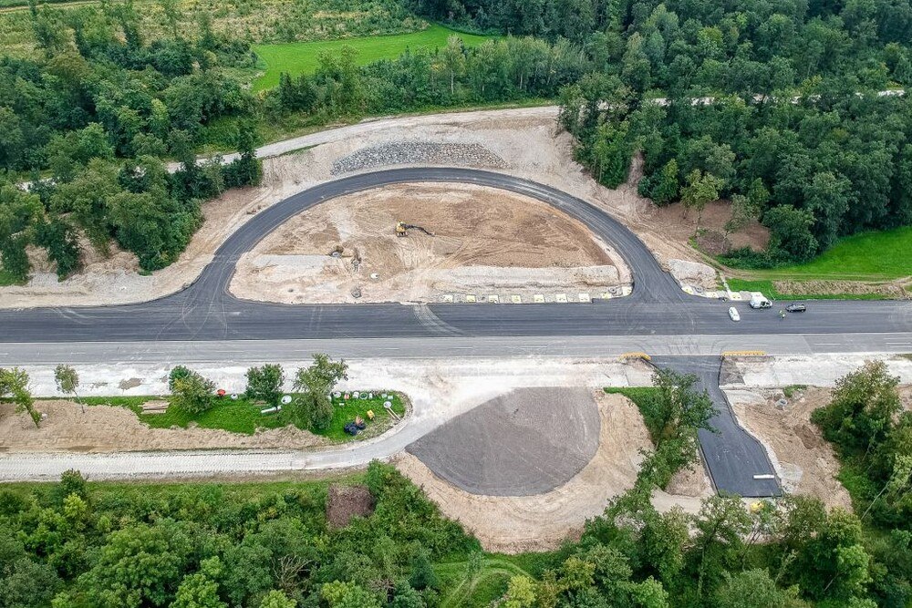 © Swarco Road Marking Systems
Im Sommer 2022 soll die neu adaptierte Digitrans-Teststrecke in St. Valentin fertig sein. Im Sommer 2022 soll die neu adaptierte Digitrans-Teststrecke in St. Valentin fertig sein.