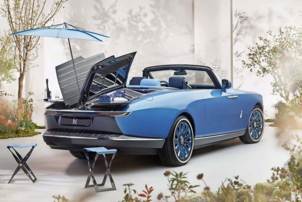 © Rolls Royce
Eines muss man ihm lassen: Der neue Boat Tail von Rolls Royce ist nicht nur edel, sondern mit seiner "Picknick-Funktion" auch sehr originell. Eines muss man ihm lassen: Der neue Boat Tail von Rolls Royce ist nicht nur edel, sondern mit seiner "Picknick-Funktion" auch sehr originell.