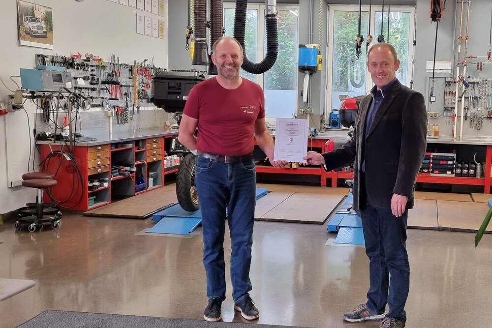 © Honda
Klaus Popodi (Honda Zweirad Techniker und GF Firma Popodi), Alois Weinberger (Aftersales Area Manager bei Honda Austria Branch of Honda Motor Europe Ltd) (v.l.). Klaus Popodi (Honda Zweirad Techniker und GF Firma Popodi), Alois Weinberger (Aftersales Area Manager bei Honda Austria Branch of Honda Motor Europe Ltd) (v.l.).