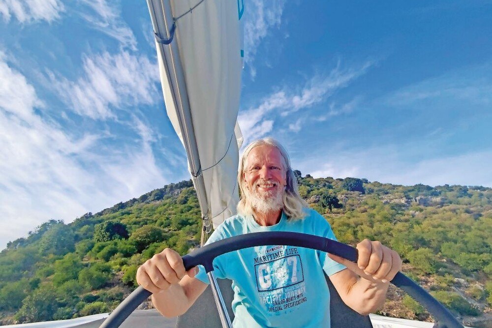 © Kummer
Als Corona ausbrach, segelte Kummer als deutscher Staatsbürger auf einem türkischen Schiff in griechischen Gewässern – und durfte deshalb nicht an Land gehen. Als Corona ausbrach, segelte Kummer als deutscher Staatsbürger auf einem türkischen Schiff in griechischen Gewässern – und durfte deshalb nicht an Land gehen.
