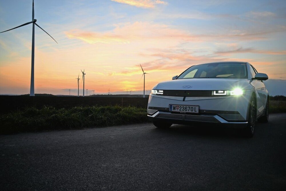 © KFZwirtschaft
Augenweide: Der optische Auftritt des Ioniq 5 ist gelungen. Selten war das Wort futuristisch treffender für ein Serienmodell. Augenweide: Der optische Auftritt des Ioniq 5 ist gelungen. Selten war das Wort futuristisch treffender für ein Serienmodell.