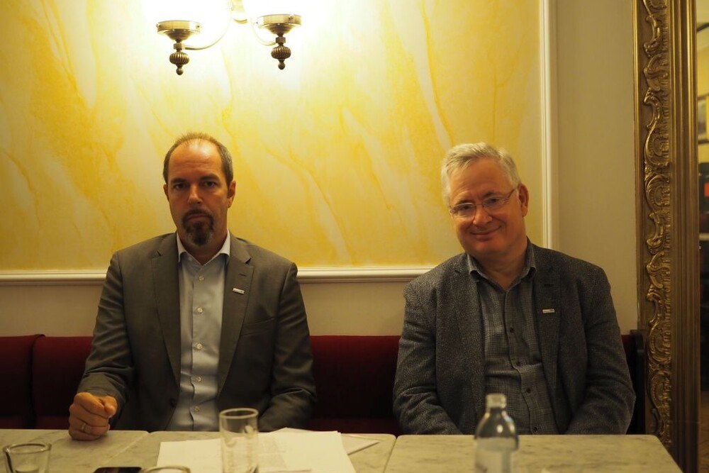 © Hans-Jörg Bruckberger
Jürgen Roth (li.) und Stephan Schwarzer wollen eFuels in Österreich voranbringen. Jürgen Roth (li.) und Stephan Schwarzer wollen eFuels in Österreich voranbringen.