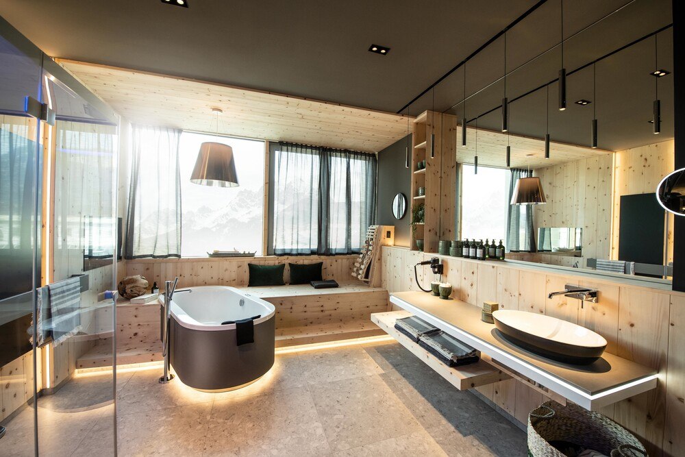 © Holter
Möbel aus Zirbenholz bringen Entspannung ins Badezimmer. Möbel aus Zirbenholz bringen Entspannung ins Badezimmer.