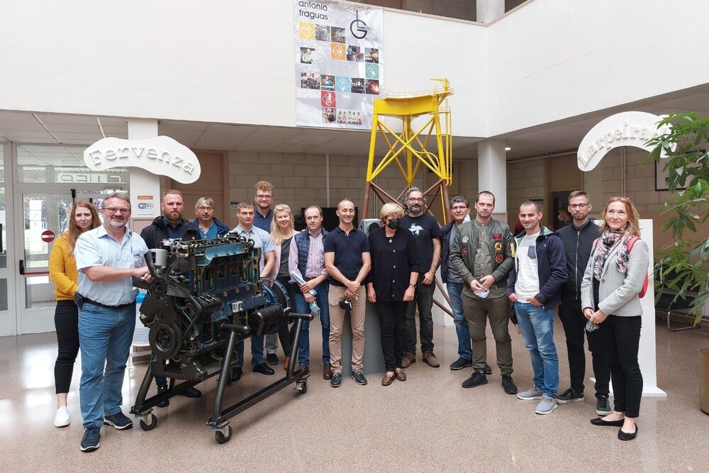 © Alfred Czaker
Die Projektteilnehmer aus Österreich, Spanien, Litauen, Slowenien und Estland mit Projektmanager Alfred Czaker (2.v.l.) und Gerhard Schmid (2.v.l.), beide von der Berufsschule für Fahrzeugtechnik Wien Scheydgasse, zu Besuch in der Berufsschule Cifp Someso in A Coruna, Spanien. Die Projektteilnehmer aus Österreich, Spanien, Litauen, Slowenien und Estland mit Projektmanager Alfred Czaker (2.v.l.) und Gerhard Schmid (2.v.l.), beide von der Berufsschule für Fahrzeugtechnik Wien Scheydgasse, zu Besuch in der Berufsschule Cifp Someso in A Coruna, Spanien.